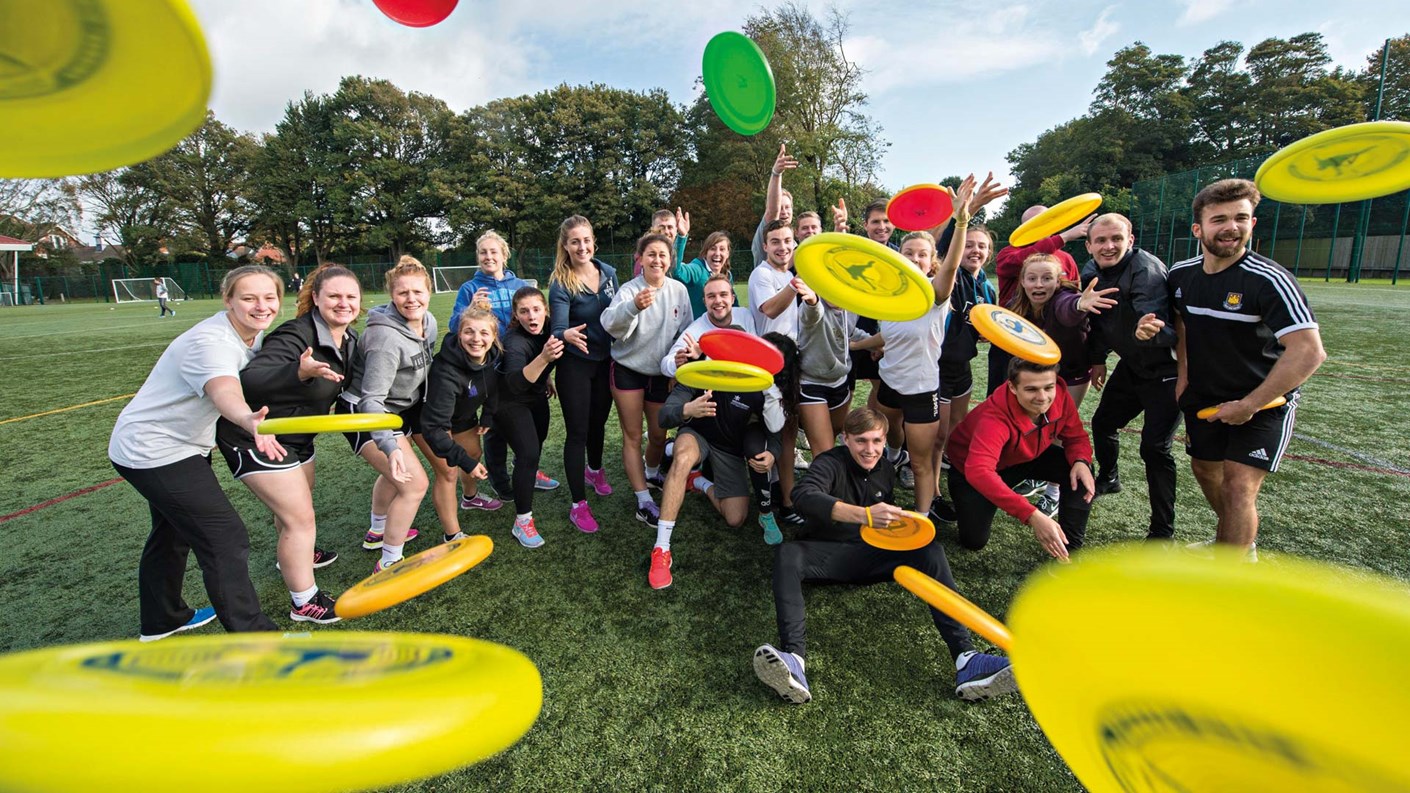 brighton students with frisbees